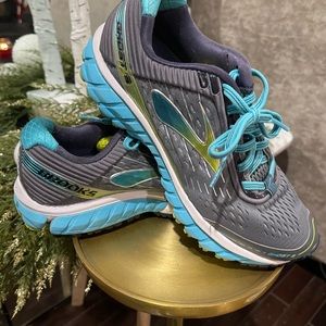 Brooks Ghost Running shoe, Size 6, The color is grey and teal. Good condition